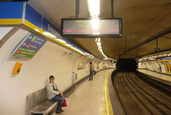 Metro de Madrid est funcionando con normalidad. Los servicios mnimos se cumplen, aunque en estaciones como Embajadores (Lnea 3) haba hoy a las ocho de la maana menos pasajeros que en un da normal | Foto D.B.