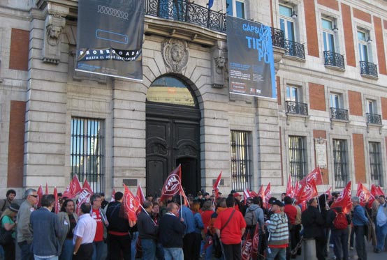 Las pancartas de los manifestantes tambin se han dejado ver en la Puerta del Sol, sede de la presidencia de la Comunidad de Madrid | Foto Csar Galera