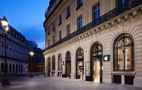 Al igual que en la tienda de Covent Garden de Londres, Apple ha aprovechado un edificio histrico para combinar la tecnologa y elegancia de sus productos con una arquitectura ms clsica mediante colores planos y el uso del cristal. Fotografa cortesa de Apple