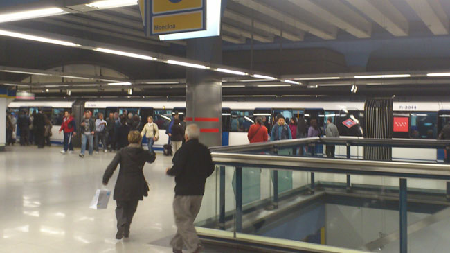 Metro de Madrid funciona por encima de los servicios mnimos pactados, segn informa Europa Press, que cita a fuentes de la Comunidad de Madrid. Para esta jornada de huelga, se haban establecido unos servicios mnimos del 35%. En la imagen, la estacin de metro de Embajadores alrededor de las 7 horas de la maana | Foto D. Bravo