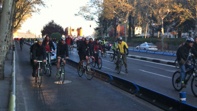 Ms de un centenar de ciclistas y patinadores cortan la Avenida de Ciudad de Barcelona (Madrid) al grito de "huelga general" | Texto y foto M.G. Mayo