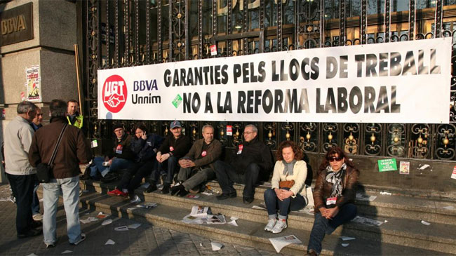 Piquetes protestan en Barcelona por la huelga general y la fusin de BBVA y Unnim | Foto Elena Ramn