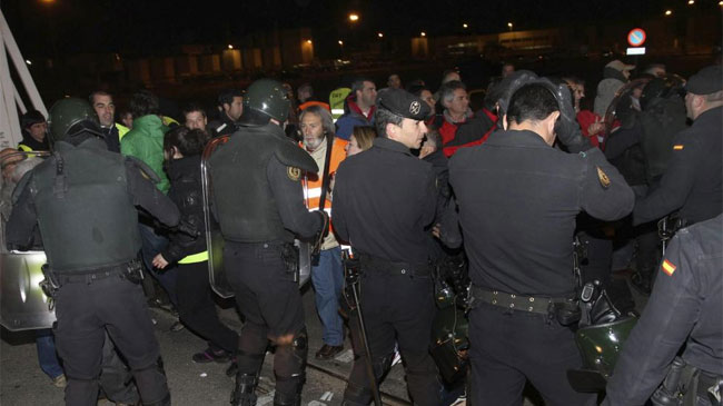 Los piquetes han protagonizado las protestas en los polgonos industriales, con especial mencin para las fbricas de automviles. En la imagen, los policas se sitan frente a un piquete informativo a la entrada de la factoria de Renault en Villamuriel (Palencia). | Foto Brgimo
