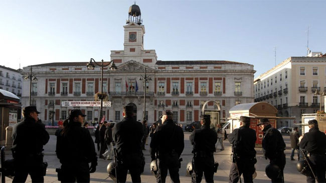 Efectivos de la Polica Nacional vigilan la madrilea Puerta del Sol durante la jornada de huelga general convocada por los sindicatos contra la reforma laboral. | Foto EFE/Emilio Naranjo