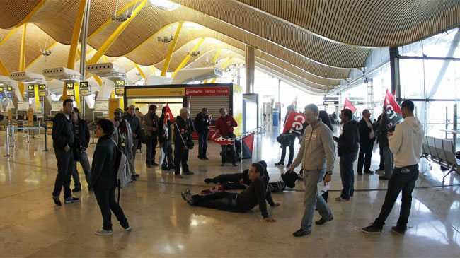 El Aeropuerto de Barajas operar hoy alrededor de 650 vuelos, un 60% de su programacin normal. En la imagen, un grupo de sindicalistas de la CGT en la T4. | Foto Zipi