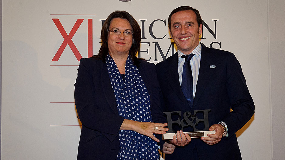 Ana I. Pereda, directora de EXPANSIN, entreg uno de los premios a Pablo Gonzlez de Suso, director de RRHH de Gonvarri Steel Industries.