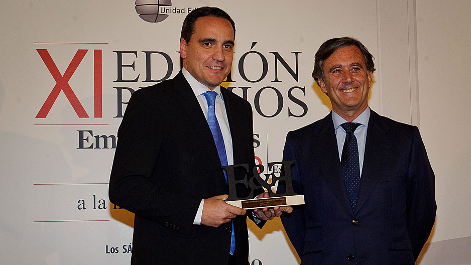 A la Izq. Fran Catal, director corporativo de RRHH, sostiene el Premio E&E, que le entreg Toms Pereda, director de RRHH de Unidad Editorial.