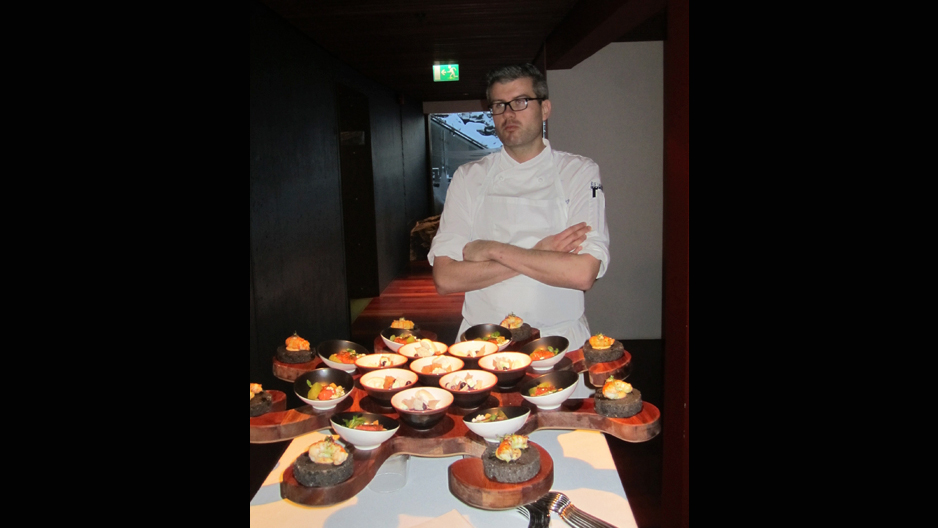 Viktor rn Andrsson es el chef de este restaurante. Fue elegido chef del ao 2013 en Islandia y es miembro del Equipo Culinario Nacional de Islandia. Anteriormente trabaj en el restaurante francs Domaine de Clairfonte, en Lyon, que cuenta con estrellas Michelin. Foto: M.L. Verbo