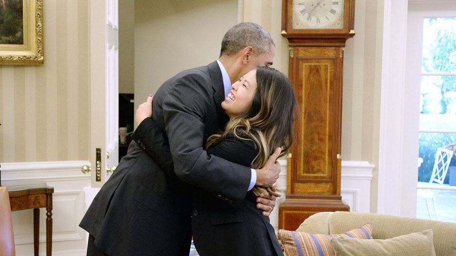 El presidente estadounidense Barack Obama abrazaba a la enfermera Nina Pham durante una recepcin en la Casa Blanca.