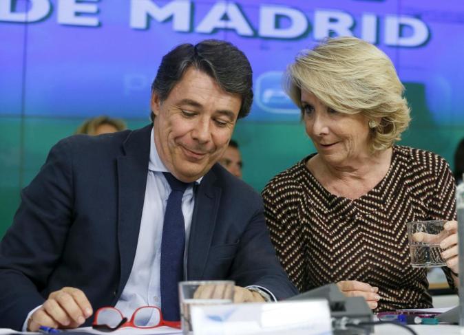 La presidenta del PP de Madrid, Esperanza Aguirre, junto al presidente...