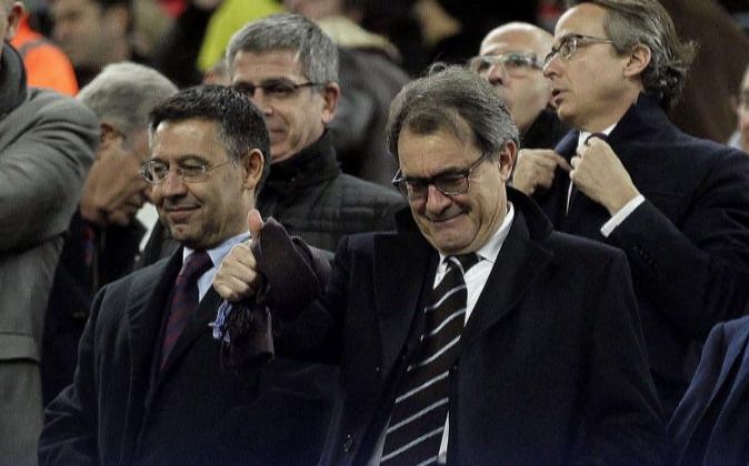 El presidente del FC Barcelona, Josep Maria Bartomeu, a la izquierda,...