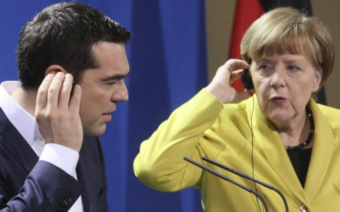 El primer ministro griego, Alexis Tsipras, y la canciller alemana,...