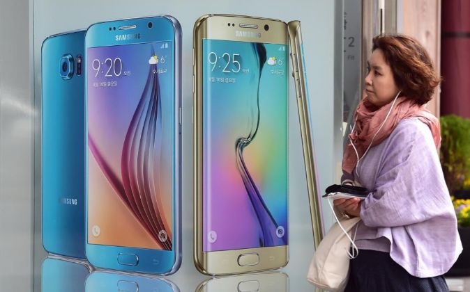 Una mujer pasa por delante de un anuncio de los nuevos Samsung Galaxy...