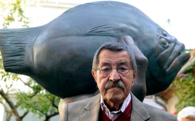 Grass en 2009 ante su escultura "Butt im Griff" durante la...