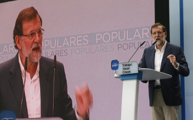 El presidente del Gobierno y del PP, Mariano Rajoy, ayer en Alicante...