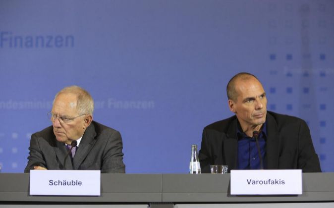 El ministro alemán de Finanzas, Wolfgang Schäuble, y su homólogo...