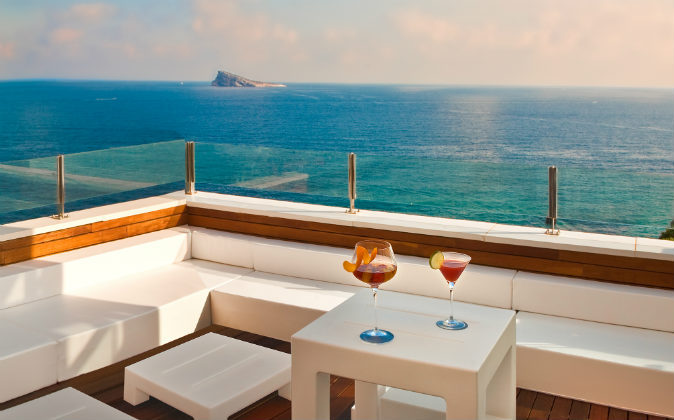 Terraza 'chill out' sobre el mar en el hotel Villa Venecia,...