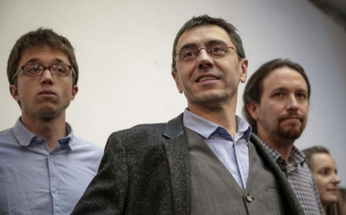 Juan Carlos Monedero (en el centro), junto a Íñigo Errejón y Pablo...