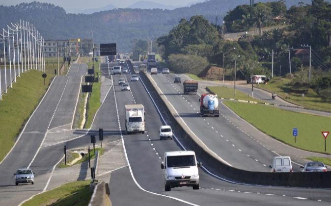 Trafico en una de las nueve autopistas que gestiona Abertis en Brasil.