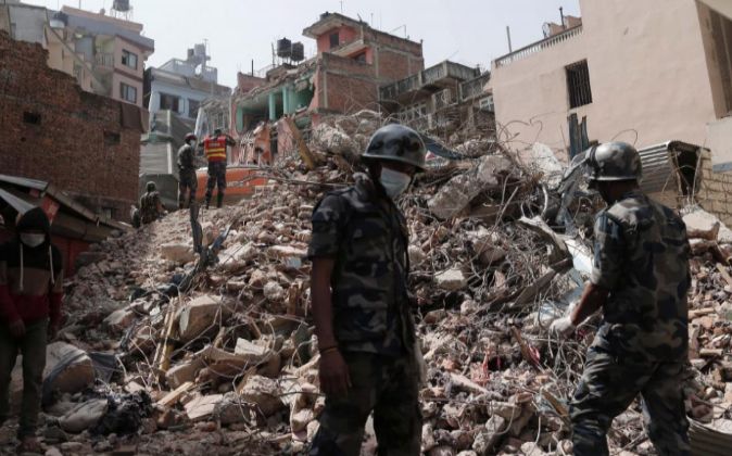 Soldados nepaleses buscan víctimas en los escombros.