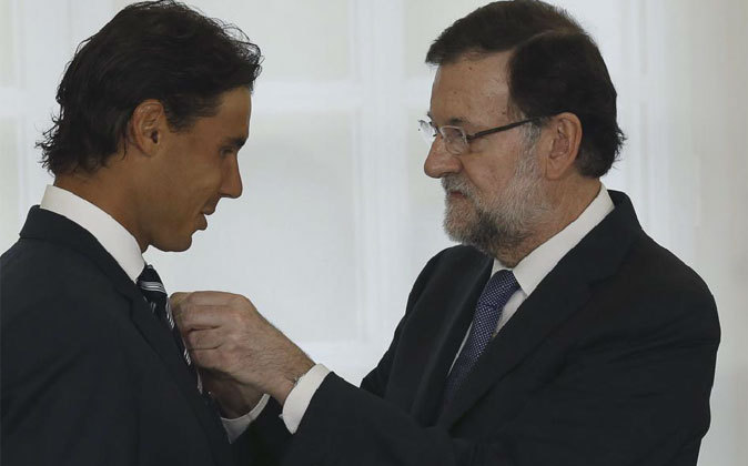 El presidente del Gobierno, Mariano Rajoy, impone al tenista Rafael...