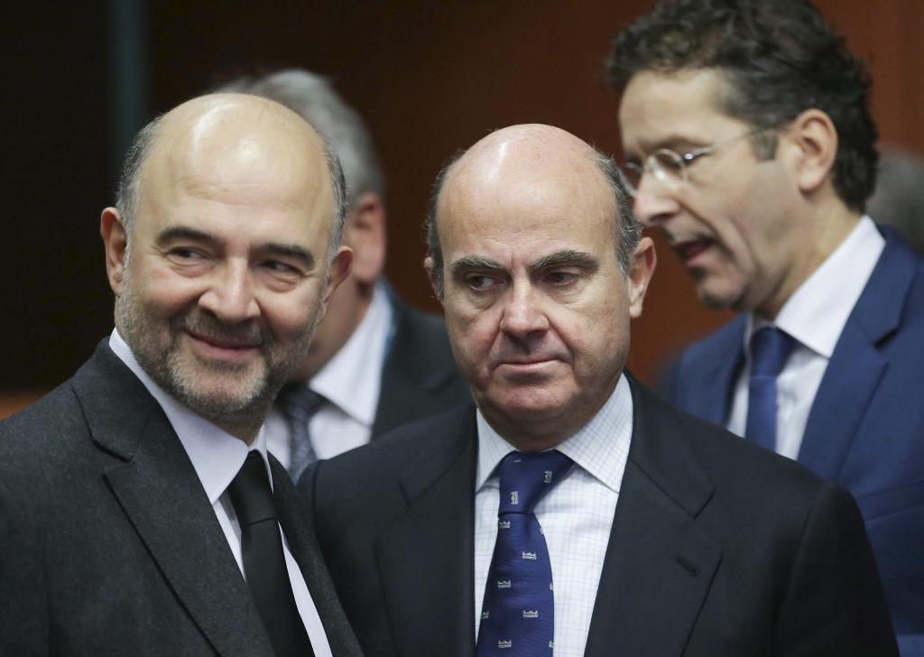Pierre Moscovici, comisario de Asuntos Económicos y Luis de Guindos,...