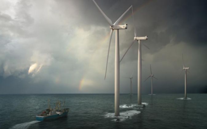 Molinos de viento sobre el mar para generar energía eólica.