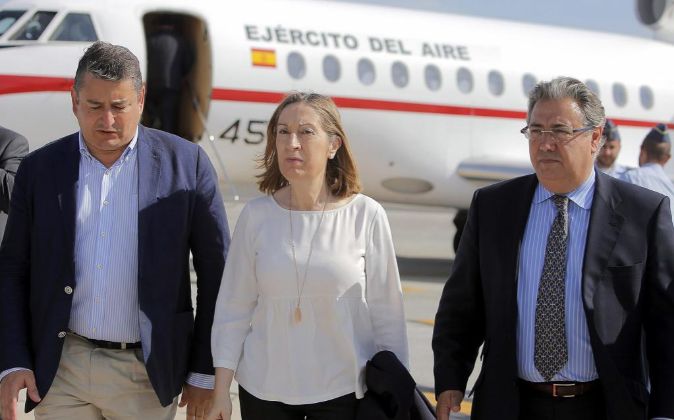 La ministra, Ana Pastor, a su llegada al aeropuerto de Sevilla.