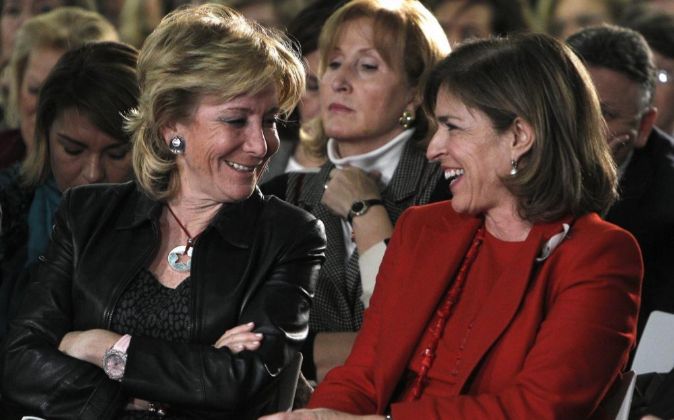 La candidata del PP a la Alcaldía de Madrid, Esperanza Aguirre (i)...
