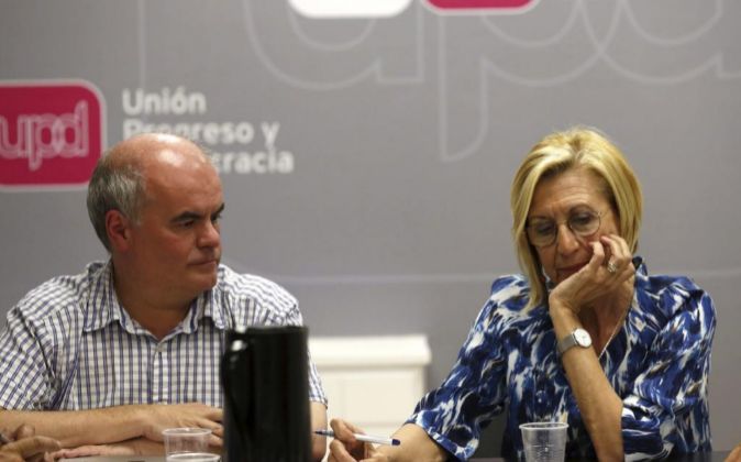 La líder de UPyD, Rosa Díez, junto al diputado Carlos Martínez...