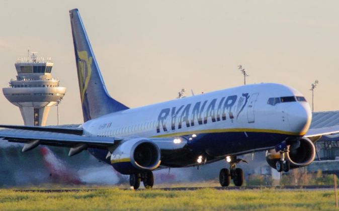 Avión de Ryanair en el aeropuerto Adolfo Suárez Madrid-Barajas.