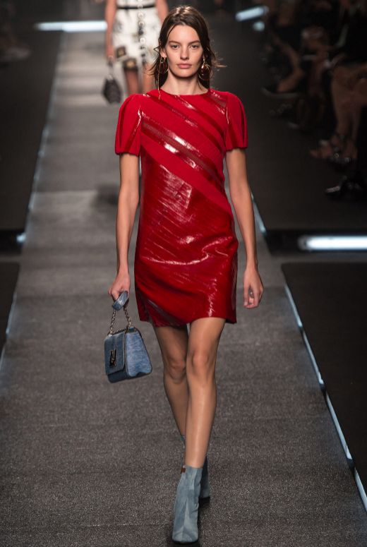 Vuitton ha incorporado el cuero en sus prendas de vestir, como en este...