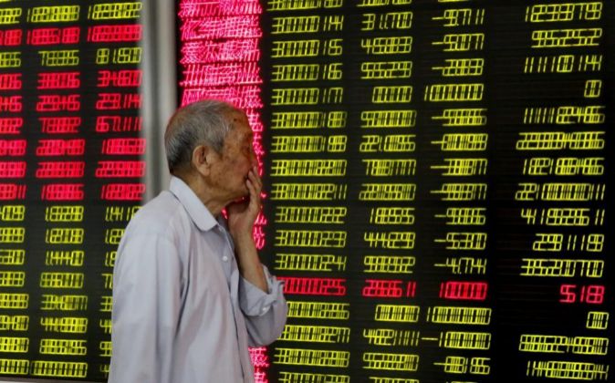Un inversor revisa las pantallas de la Bolsa de China