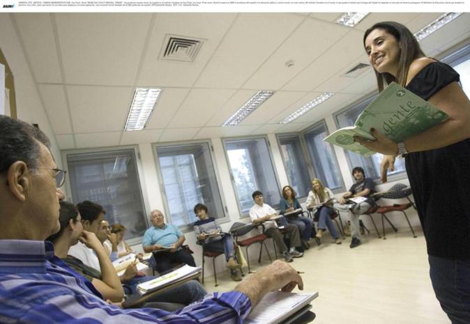 Una profesora imparte clases de español en el Instituto Cervantes de...