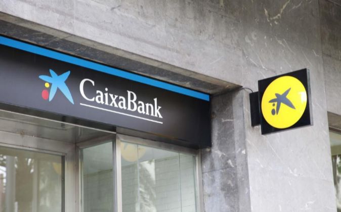 Logo de CaixaBank en una antigua oficina de Barclays