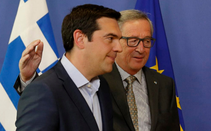 El primer ministro griego, Alexis Tsipras, junto al presidente de la...