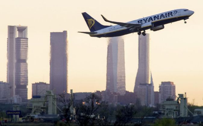 Avión de Ryanair despegando desde el Adolfo Suárez Madrid-Barajas.