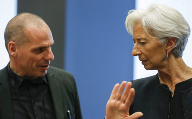 El ministro de Finanzas griego, Yanis Varufakis, junto a la directora...
