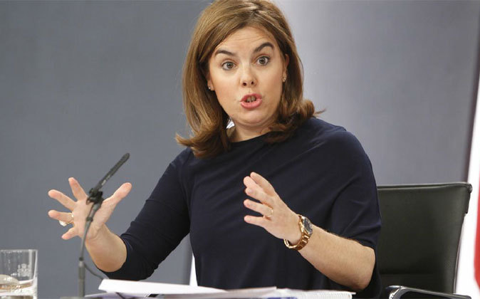 La vicepresidenta del Gobierno, Soraya Sáez de Santamaría, en una...