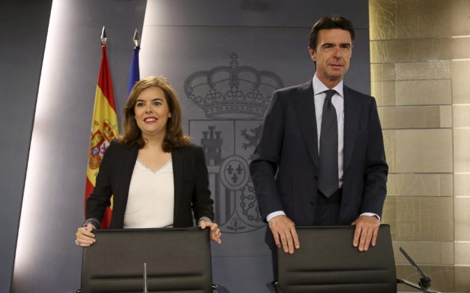 La vicepresidenta del Gobierno, Soraya Sáez de Santamaría, y el...