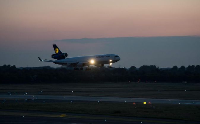 Un avión de Lufthansa aterrizando.