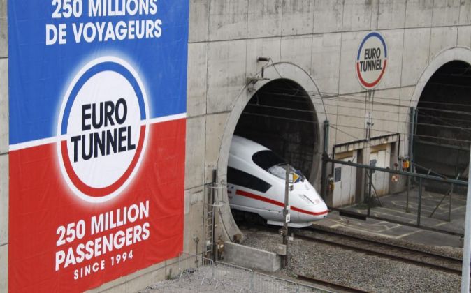Un tren sale del Eurotunnel.