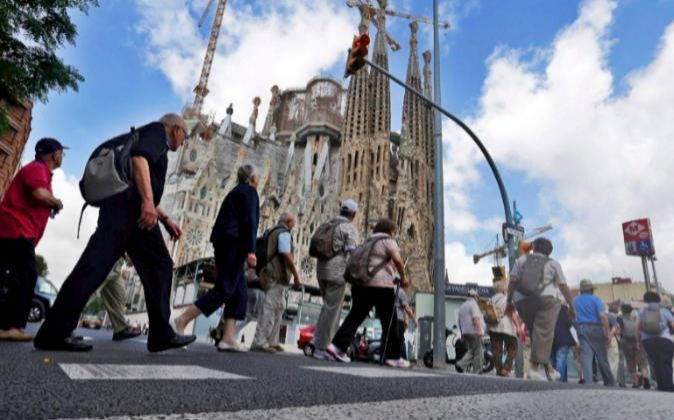 Turistas paseando cerca de la Sagrada Familia (Barcelona).