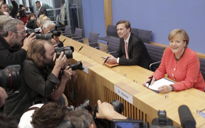 La canciller alemana Angela Merkel, junto al portavoz del Gobierno,...