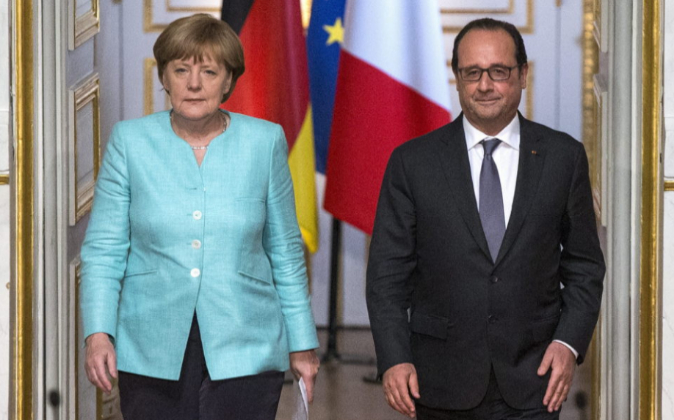 La canciller alemana, Angela Merkel, y el presidente francés,...