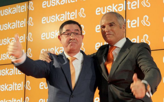 Alberto García Erauzkin (izq.), presidente de Euskaltel, y Fernando...