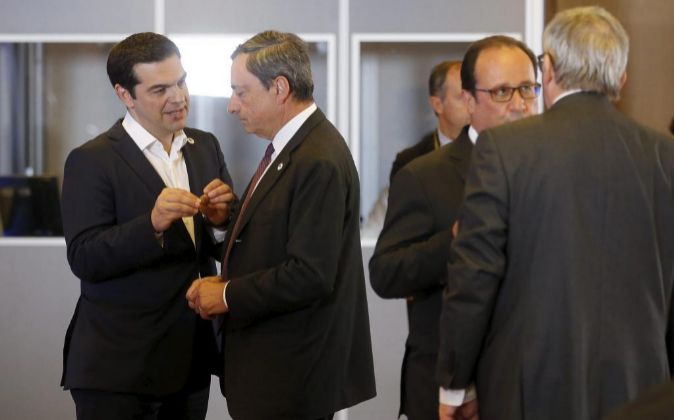 El primer ministro griego, Alexis Tsipras, charla con Mario Draghi, el...