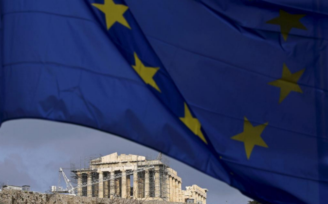 La bandera europea ondea sobre la Acrópolis en Atenas.