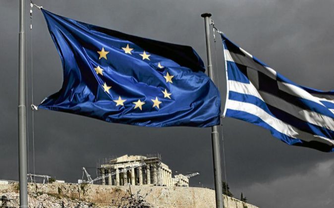 Banderas de la Unión Europea y Grecia frente al Partenón de Atenas.