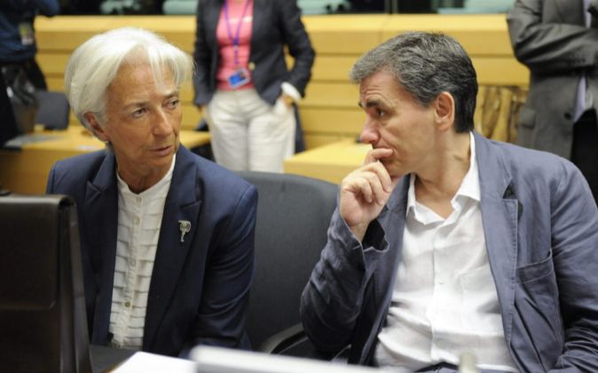 La directora gerente del FMI, Christine Lagarde, junto al ministro de...